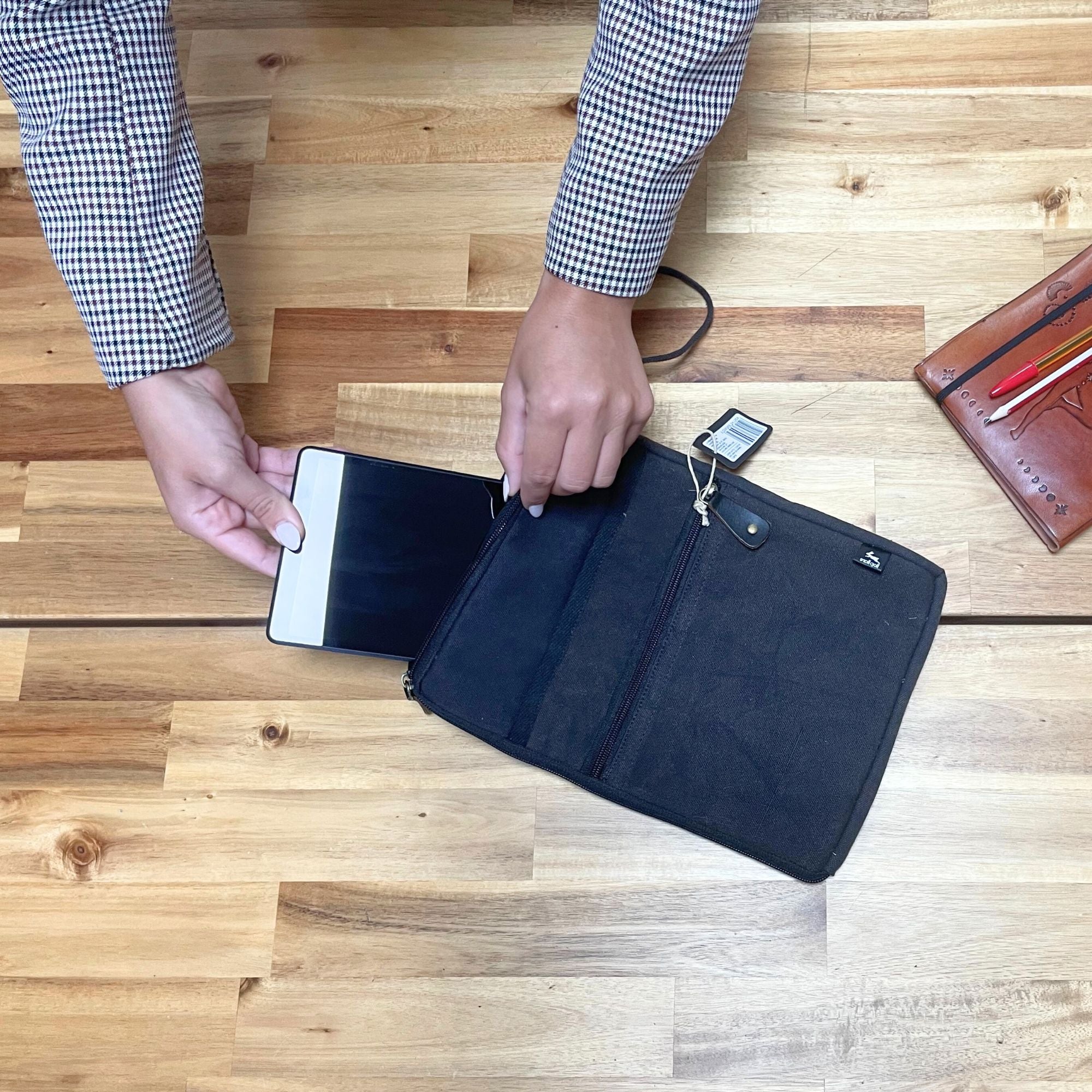 Stonewash Tablet Pouch - Charcoal - 21x29cm